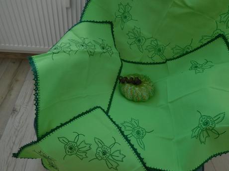 Zelené konáriky na plátne-ručne vyšitý set obrusov, 