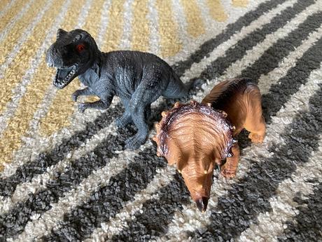 Dinosaury väčší 22cm, 