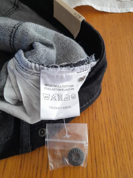 Kvalitné čierne rifle so zipsami na členkoch, 28