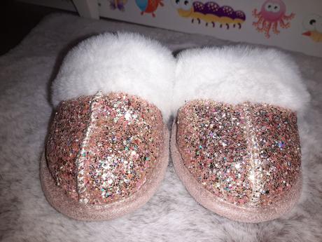 Glitríkové papučky, 28