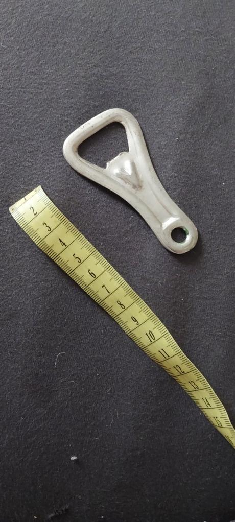 Kovovy otvarak na flase,