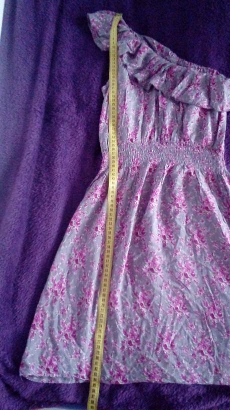 Kvietkovane saty na jedno rameno, xs