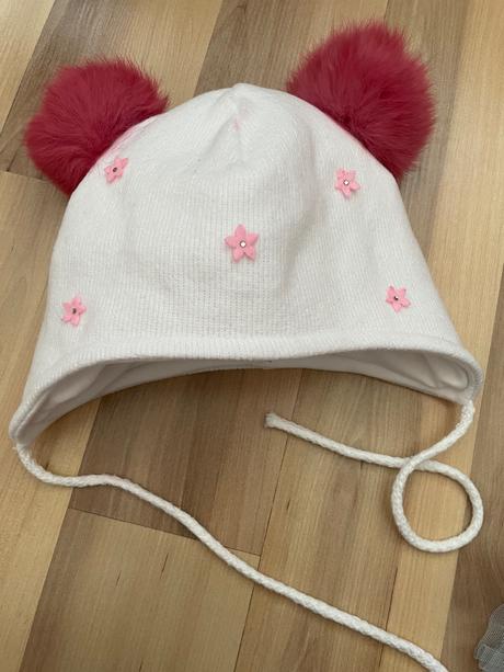 Krasna ciapka s brmbolcami, 68