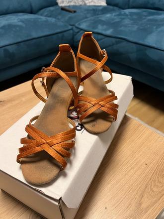 Tanečné topánky, 34