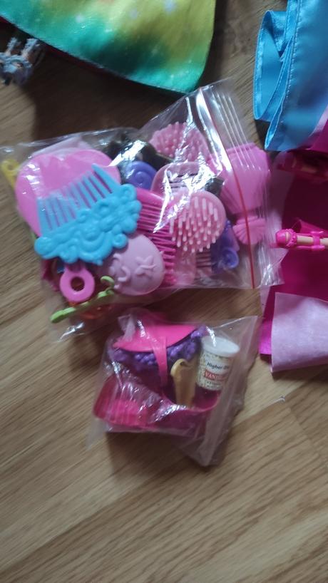 Barbie nábytok + bábiky barbie, 