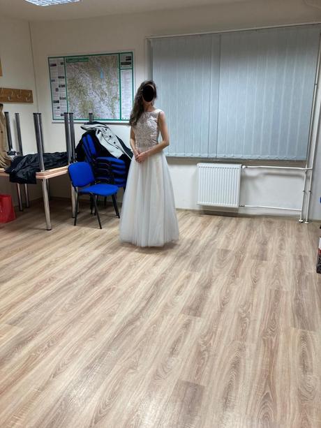 Nádherné spoločenské šaty s holým chrbtom, xs