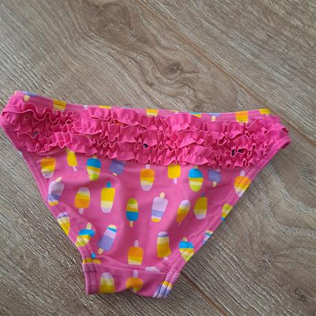 Dievčenské plavky, 104