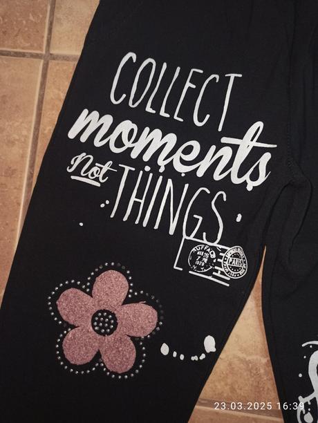 Nohavice s nápismi a kvetmi, 134