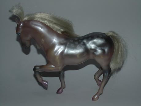 Bledofialový koník pre barbie,