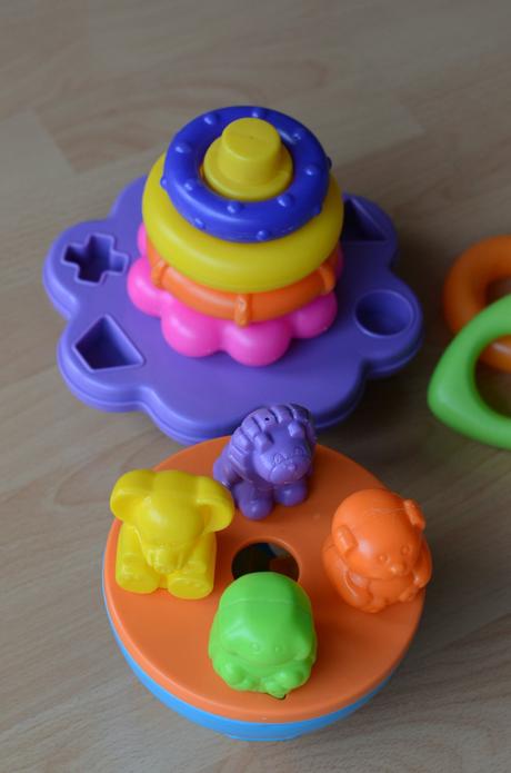 Vhadzovanie tvarov + navliekanie kruzkov,