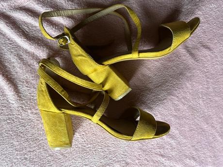 Krásne žlté sandále, 37