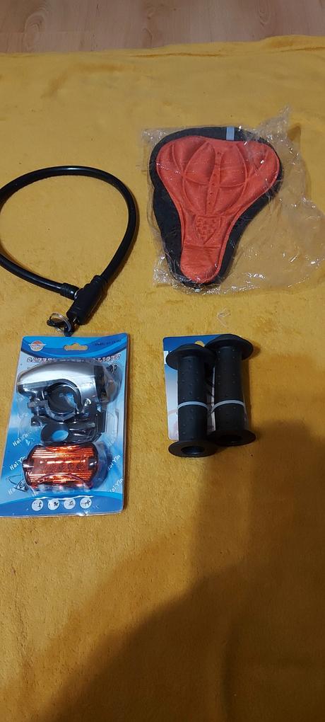 Svetlo na bicykel,rukoväte ,zámok,poťah na sedadlo, 