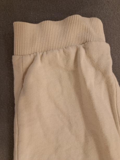 Krémové tepláky s aplikáciami, 98