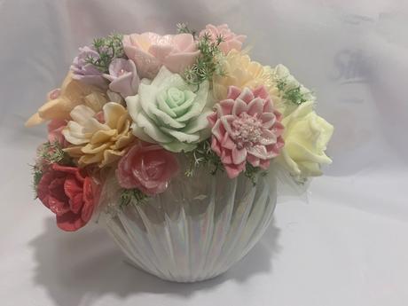 Mydlova kytica vo váze z mušle, 