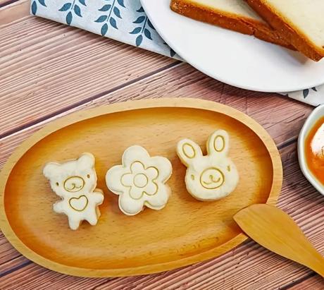 Vykrajovačky a vidličky napichovačky detský motív,