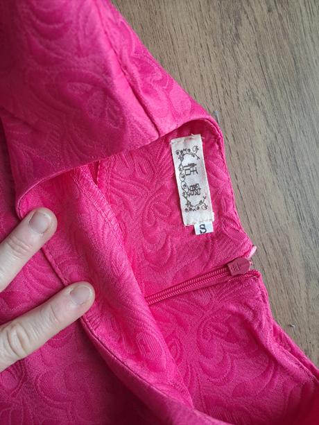 Cyklamenove šaty, s