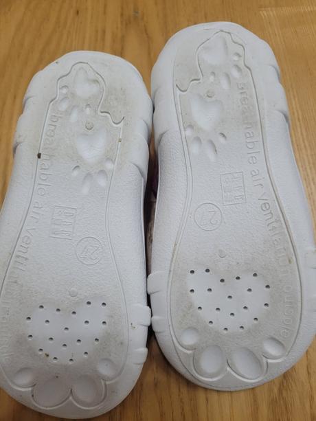 Sándalky, ren but,28