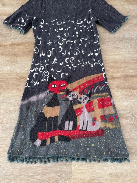 Netradičné šaty s mačičkami, s