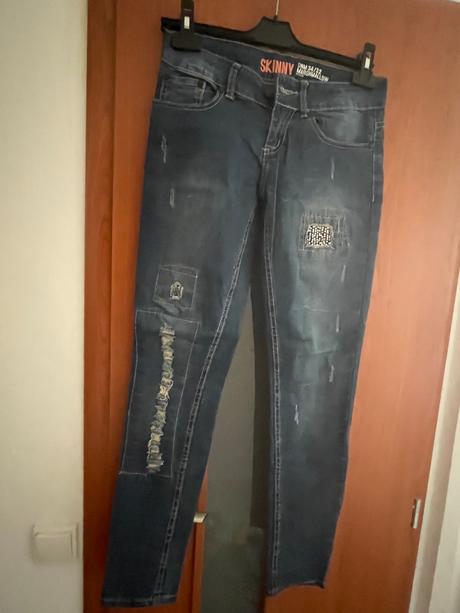 Štýlové skinny rifle, 34