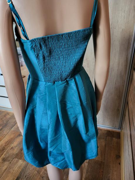 Vila s nádherné saty, s