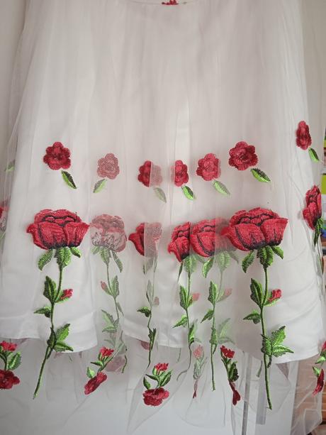 Biele šaty s ružami l, l