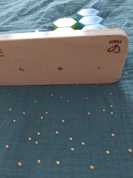 Hape drevená navliekačka,