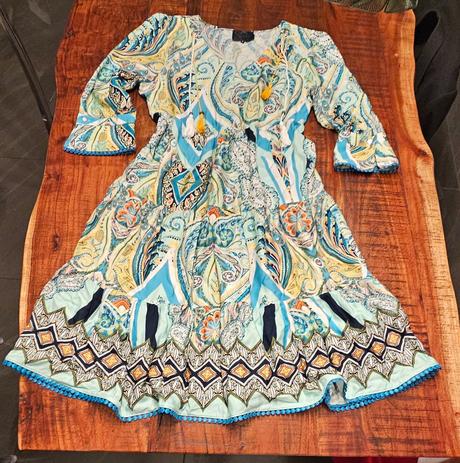 Kvalitné volánové šaty s ornamentalnou látkou, 38