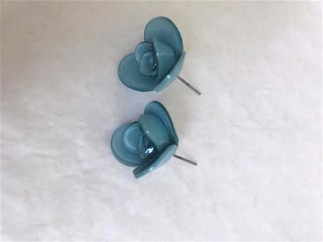 Výrazné náušnice,