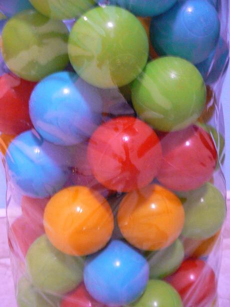 Plastové loptičky 96ks priemer cca 6cm, 