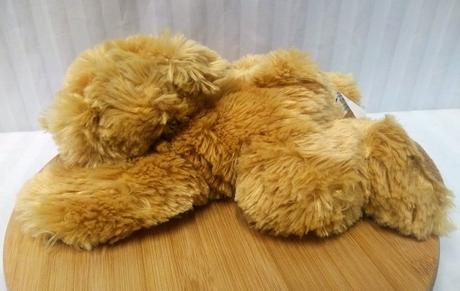 Plyšový hnedý huňatý ležiaci medveď, 28 cm, 