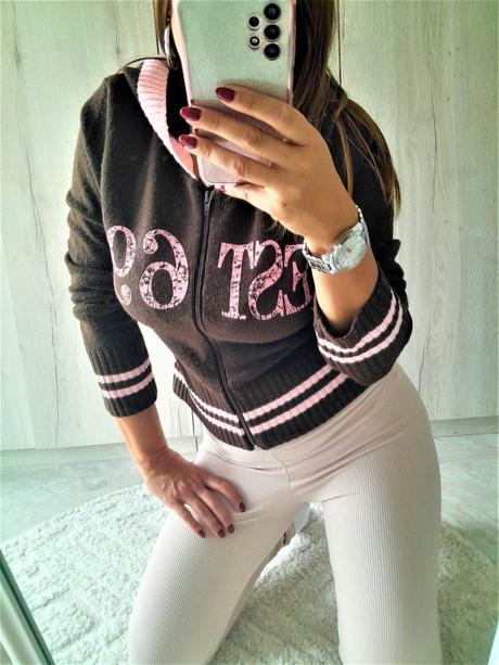 Sveter s potlačou na chrbte a kapucou-m, m