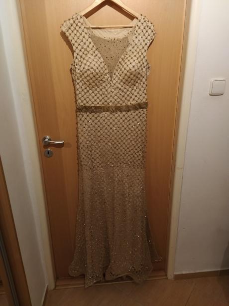 Extravagantné šaty, l