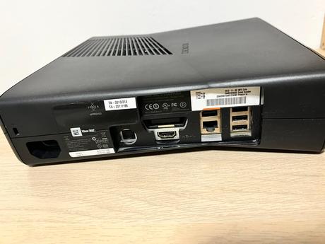 Xbox 360 + 4 originálne ovládače + kinect + 33hier, 