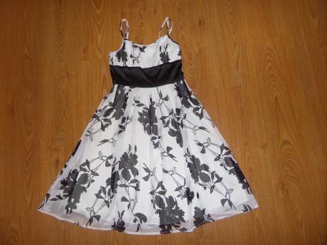 Šaty s čiernym pásom, l