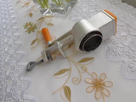 Retro mlynček na orechy, v krásnom nepoškodenom st, 