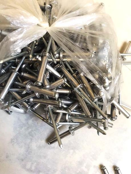 Slepé nity so zapustenou hlavou 30 ks,