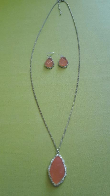 Náušnice s retiazkou a príveskom,