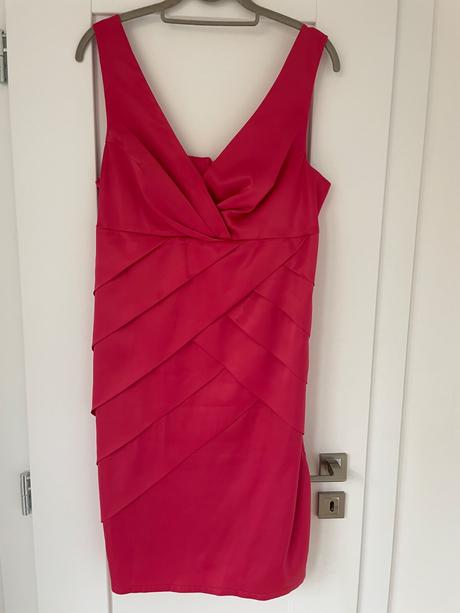 Velmi pekne, elegantne spolocenske saty, 42