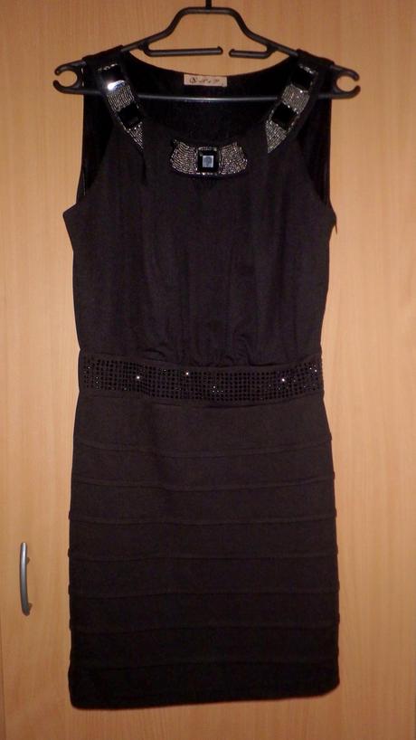 Čierne minišaty s kamienkami, s