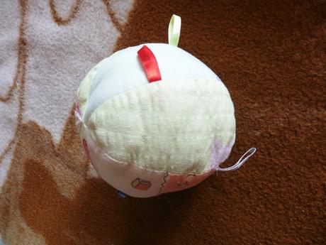 Látková loptička pre najmenších zn. maderna,