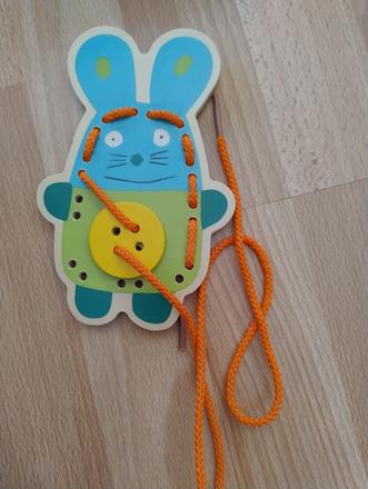 Zajačik so šnurkou na navliekanie zn.djeco,