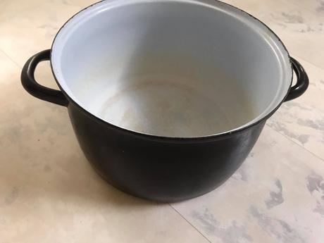 Starý smaltovaný hrniec, 