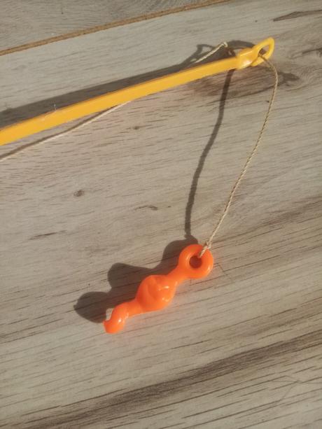 Plastové autíčko, vŕtačka a udica,