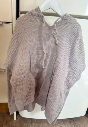 Mušelínové pončo loveki, 104