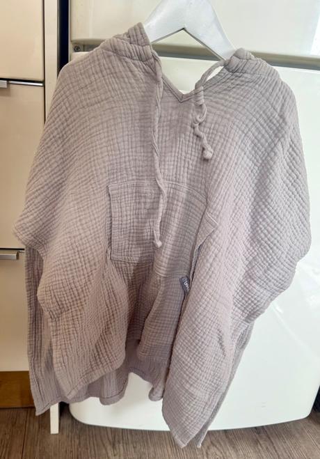 Mušelínové pončo loveki, 104