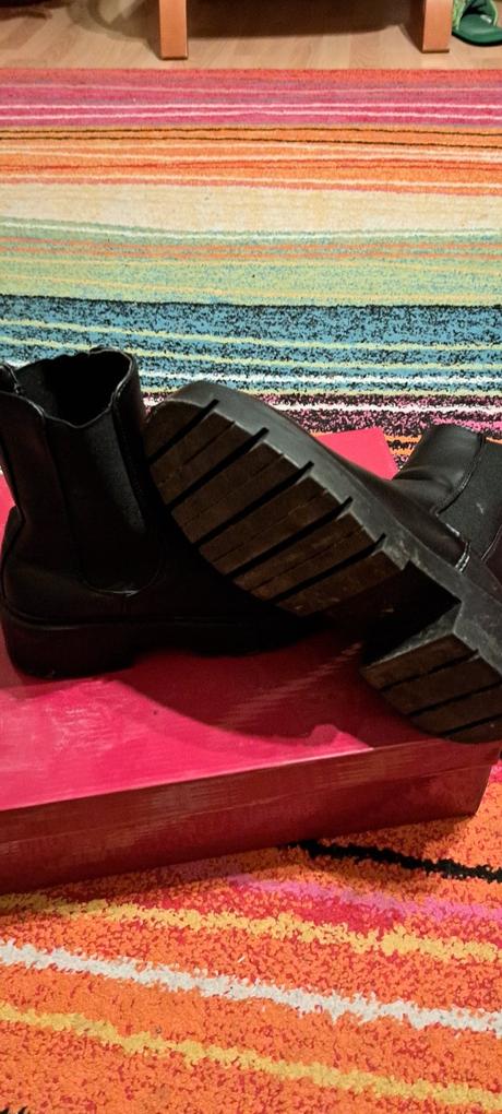 Čierne topánky, 37