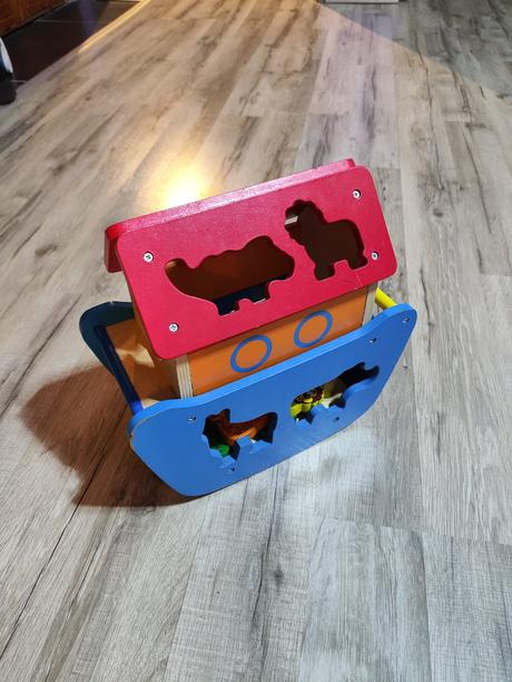 Drevená loď noemova archa,