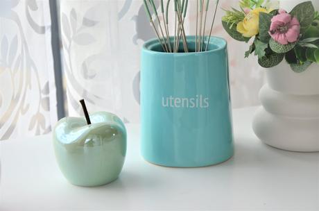 Keramická tirkys dóza na kuchynské náčinie,