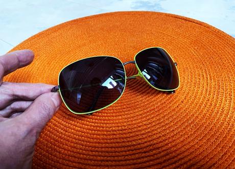 Okuliare s neónkovým rámom,