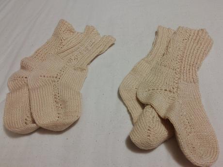 Dva pary strikovanych ponoziek, 29